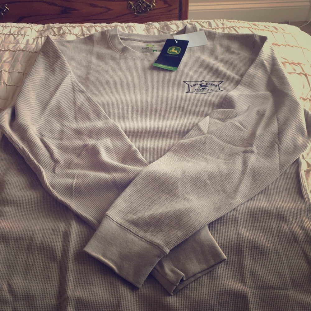 Tan men’s thermal John Deere long sleeve. Med. NWT
